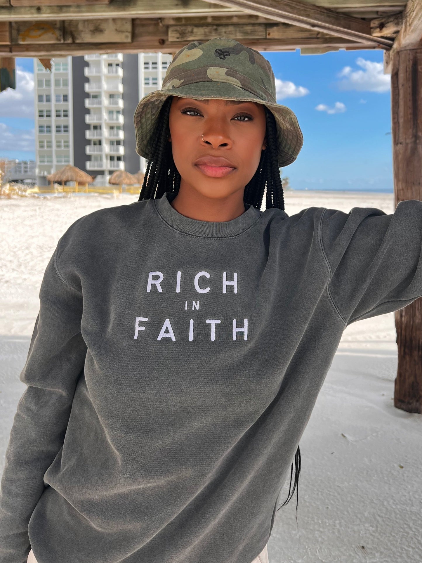 Rich In Faith Crewneck - Smoke Grey